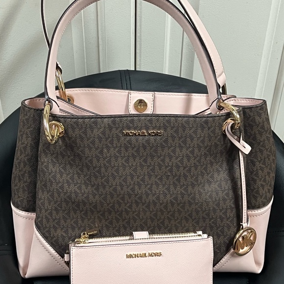 Michael Kors Nichole Powder Blush LG Tote Bag - Picture 4 of 6